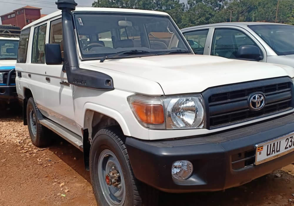 4x4 land cruiser hard-top : Last minute car hiring service in Uganda